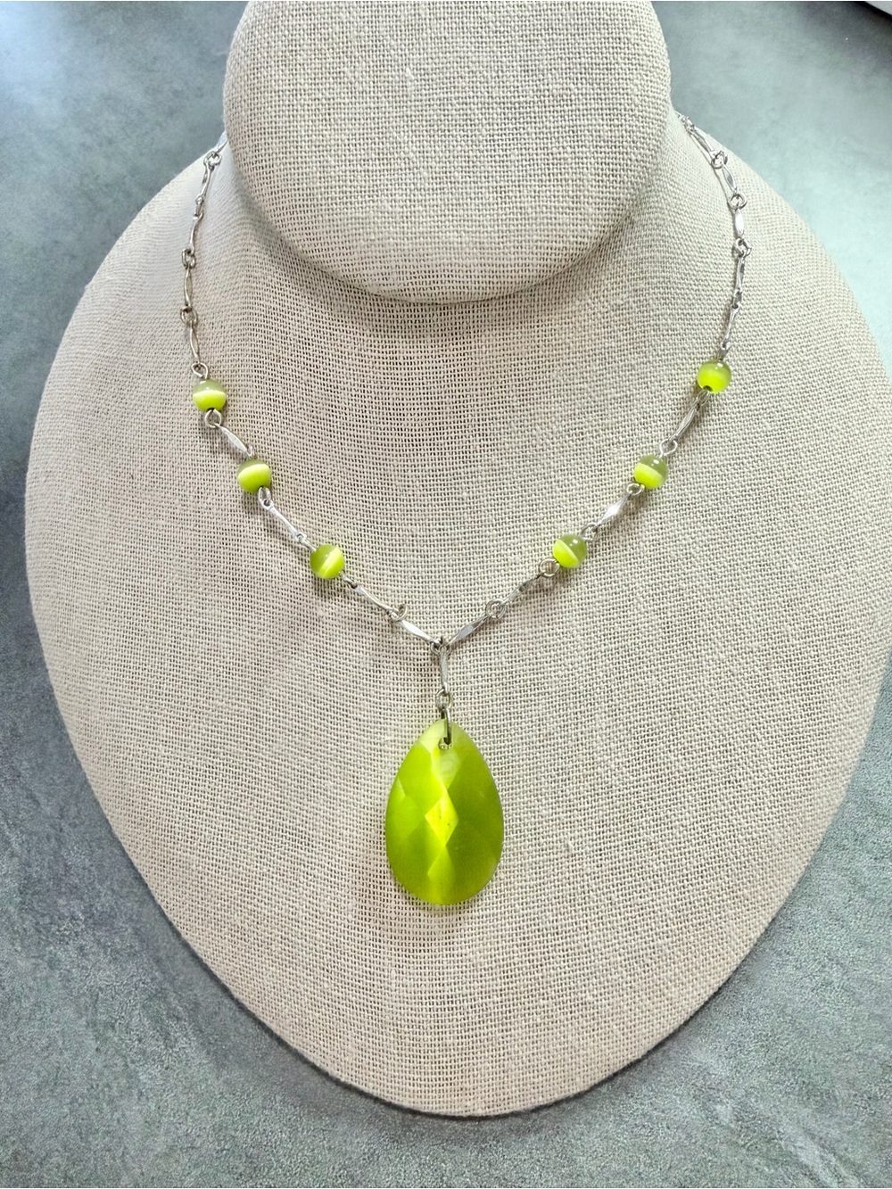 Vintage Avon For Nina Ricci Necklace Silver Tone  Green Tear Drop Cats Eye Beads